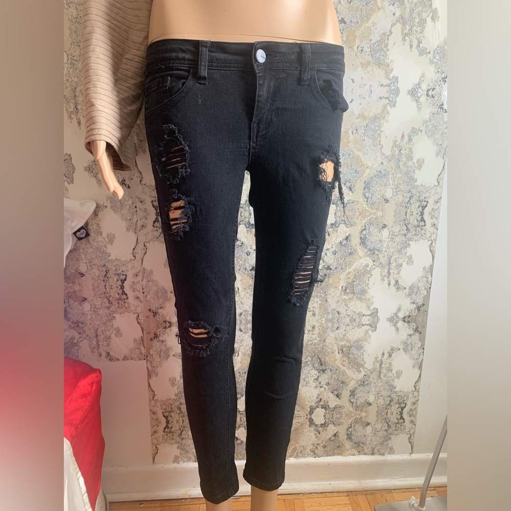 DISTRESSED LOW WAISTED BLACK JEANS